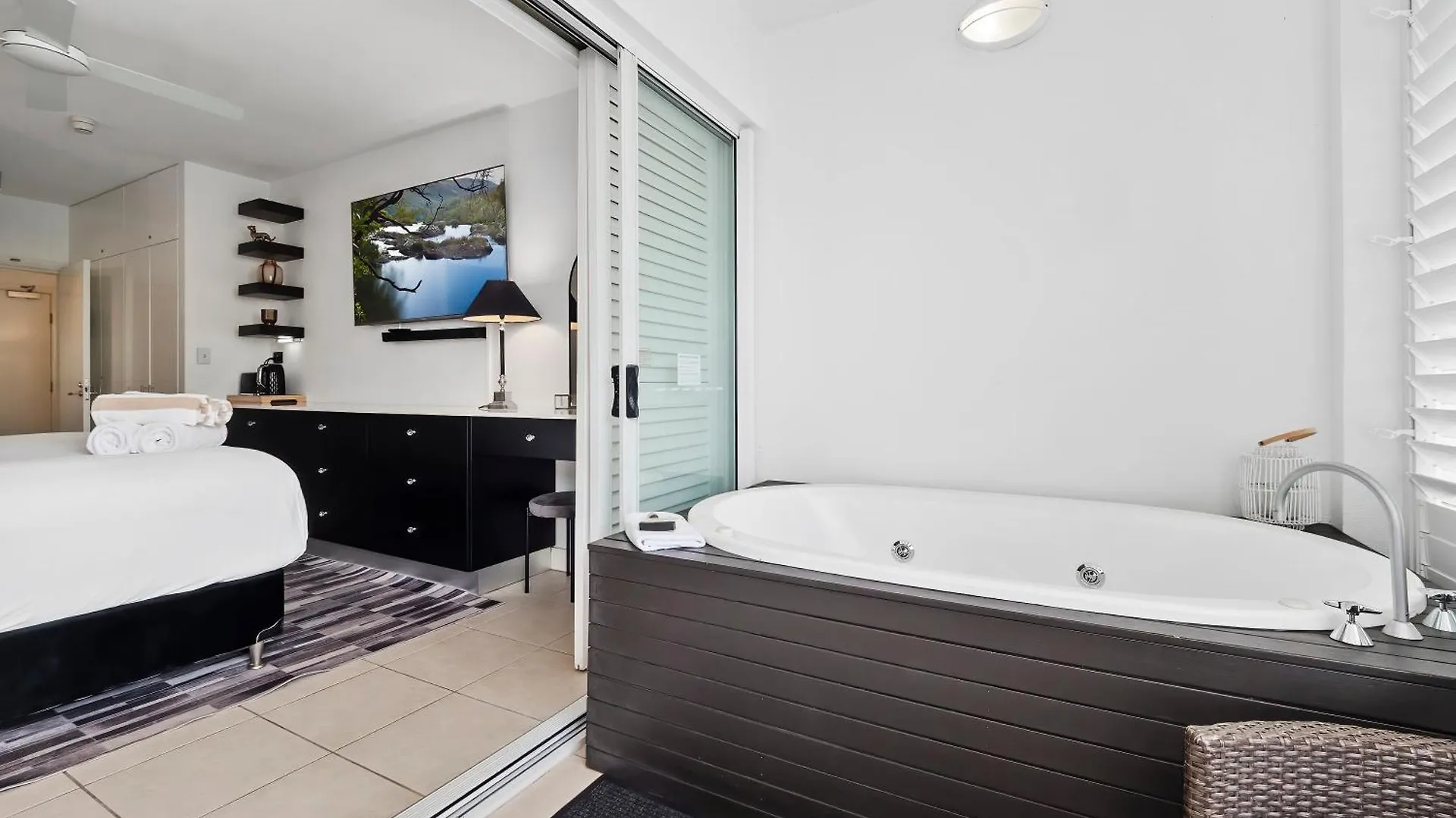 Luxury 2 Bedroom Beach Club Apartment Palm Cove Australia