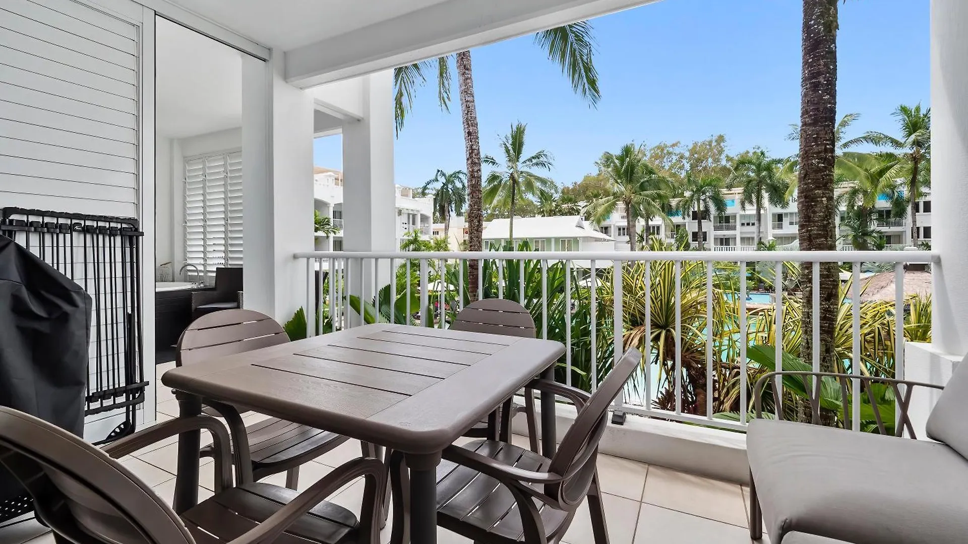 Luxury 2 Bedroom Beach Club Apartment Palm Cove